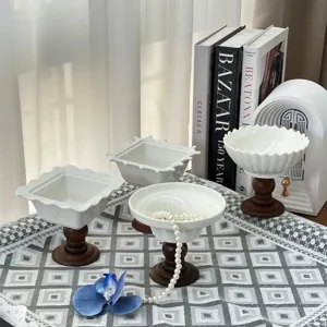 Gedetailleerd overzicht retro keramische hoge voet schaal fruitbord desktop decoratie plateau.