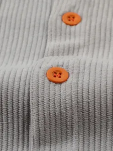 Vue detaillee du tissu de chemise a manches longues en velours cotele pour hommes.