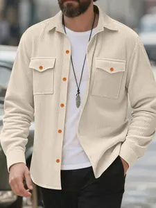 Gros plan sur la chemise à manches longues en velours côtelé pour homme avec poches.