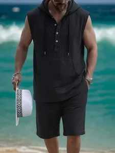 Vista dettagliata del set estivo casual da uomo in lino con gilet con cappuccio e pantaloncini.