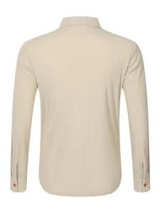 Vue détaillée du dos de la chemise à manches longues en velours côtelé pour homme, col.