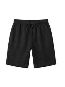 Vista di dettaglio pantaloncini casual neri in lino da uomo, tessuto molto traspirante.