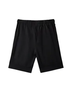 Dettaglio dei pantaloncini casual neri con vita elastica e comodo risvolto estivo.