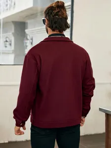 Detail van wollen mix herenjas met ritssluiting, stijlvolle revers en comfortabele pasvorm.