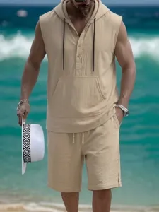 Dettaglio del set casual da uomo in lino con canotta con cappuccio e pantaloncini estivi.
