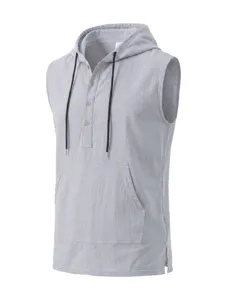Dettaglio gilet smanicato con cappuccio da uomo in lino, tasca frontale e bottoni.