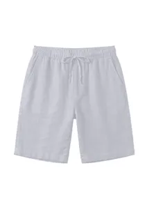 Dettaglio pantaloncini casual in lino bianco, vita elastica con coulisse e tasche.