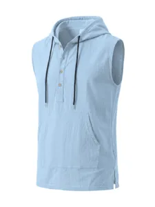 Dettaglio camicia smanicata con cappuccio azzurro, tessuto traspirante con tasca pratica.