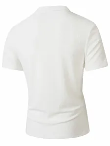 Detailansicht der Rückseite eines weißen gerippten Kurzarm-Poloshirts mit feiner Strickstruktur.