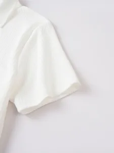 Detailaufnahme der weissen Rippstrick Poloshirt Ermel und Kragen mit feiner Textur und Bündchen.