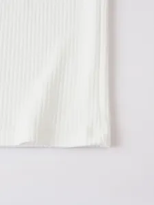 Nahaufnahme des weißen gerippten Herren Polohemd Stoffes mit feiner Strickstruktur am Saum.