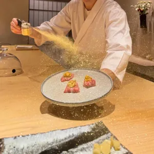 Molecular gastronomy dusting bottle with squeeze pump for cake and sushi gold powder spray.