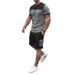 Set di abbigliamento sportivo casual da uomo con t-shirt manica corta e pantaloncini cargo.