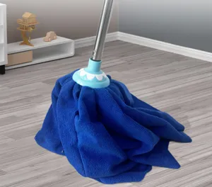 Detailansicht des blauen saugfähigen Mikrofaser-Mopkopfs mit Edelstahlstiel für die Reinigung.