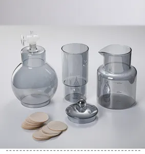 Cafetière à infusion à froid en verre avec filtre en papier et graduations de volume.