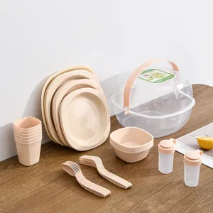 Detailansicht des tragbaren Kunststoff-Picnic-Geschirrsets mit sauberer Anordnung von Tellern.
