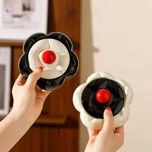Keramische bloemvormige asbak detail, schattig crème stijl interieur decor met de zwart-wit.