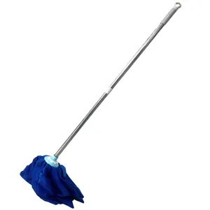 Detailansicht des Edelstahostiels und blauen Stoffmopp-Kopfes für die gewerbliche Reinigung.