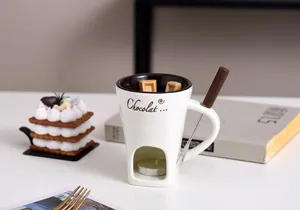 Keramik Schokoladen Fondue Schmelztopf und Kaese Waermer Becher mit Gabel Detailansicht