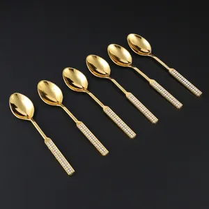Cucchiaini da caffè dorati con strass, set di sei eleganti posate per dessert e tavola.