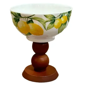 Copa de postre vintage de cerámica francesa con motivo de limón y base de madera decorada.