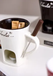 Keramik Schokolade Fondue Tasse Set mit Gabel und Kerzenheizungsbasis Detailansicht.