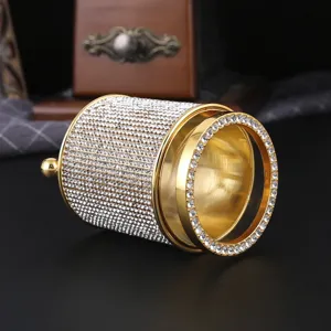 Primo piano dettagliato del cilindro di stoccaggio in strass con elegante struttura dorata.