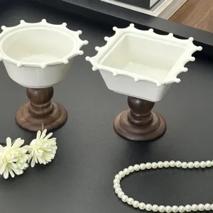 Retro keramische schaal op hoge voet met houten sokkel, vintage dessert en fruit schaal.