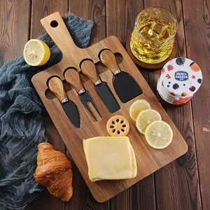 Set de tabla de quesos de madera de acacia con 4 cuchillos de acero inoxidable.