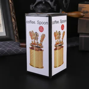 Set di cucchiaini da caffè rosa dorata con supporto, vista dettagliata della confezione.