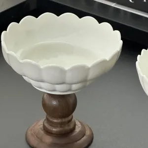 Retro keramische schaal met houten voet voor desserts, snacks, fruit en minimalistische tafeldecor.