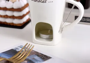 Weiße Keramik Schokoladen Fondue Schmelztopf mit Teelicht Kerze und Gabel für Desserts.