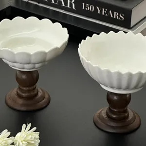 Retro keramische voetkom met houten basis voor dessert en fruit detailweergave