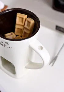 Keramik Schokoladen Fondue Tasse mit Teelichthalter und Gabel zum Schmelzen von Käse Butter.