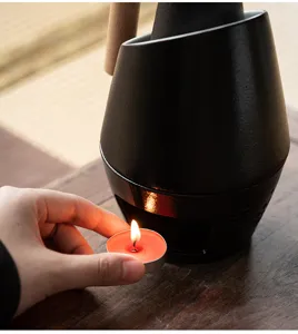 Japanisches Keramik Sake-Wärmer-Set mit Kerzenwärmerbasis und praktischem Holzgriff.