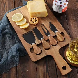 Set de tabla de quesos de madera de acacia con cuchillos de acero, detalle elegante.