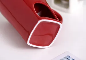 Roter Keramik Schokoladenfondue Schmelztopf mit quadratischem Boden zum Kerzenheizen in Küche.