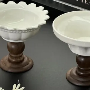 Retro keramische dessert fruitkom met houten voet standaard, minimalistische servies plateau.