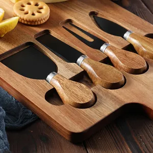 Set de tabla de quesos de madera de acacia con cuchillos de acero inoxidable para pan y fruta.