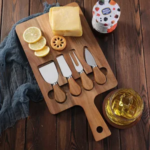 Set de tabla de quesos de madera de acacia con cuchillos, elegante detalle de comida.