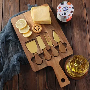 Set de tabla de quesos de madera de acacia con cuchillos de acero inoxidable para aperitivos.