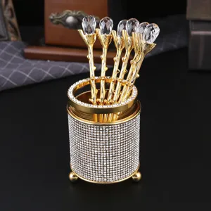 Portaposate dorato di lusso con strass e set di eleganti forchettine da frutta cristallo.