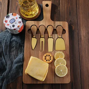 Juego de tabla de quesos de acacia con cuchillos de acero inoxidable dorados para cocina.