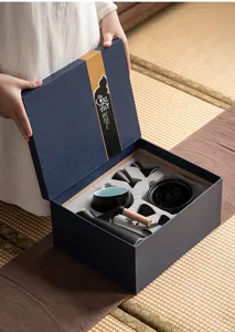 Grobes Keramik-Weinwärmerset Detail zeigt Geschenkbox-Präsentation und Tassen.