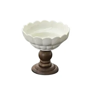 Vintage keramische hoge voet fruit schaal, witte gegolfde dessert snack tray voor thuis.