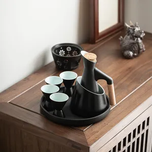 Japanisches Keramik Sake Set Warmhaltekanne mit Tassen und praktischem Holzgriff fuer Kueche