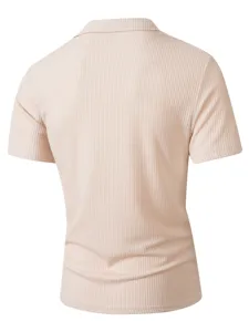 Rückseitenansicht Detail des Herren Kurzarm Rippstrick Polohemdes mit Revers in hellem Rosa.