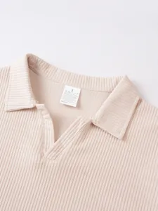 Herren Rippstrick Polohemd Detailansicht, klassischer Reverskragen und bequemer Stretchstoff.