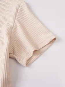 Nahaufnahme Detail von geripptem Kurzarm-Hemdärmel, weiche Strickstoff Textur Ansicht.