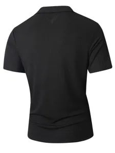 Rückansicht Detail des schwarzen gerippten Herren Kurzarm Poloshirts mit klassischem Kragen.
